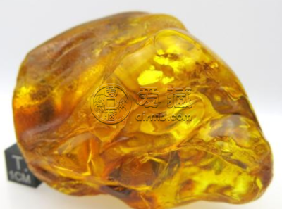 女性戴琥珀好还是蜜蜡好   两者有什么区别