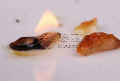 蜜蜡能用火烧鉴别真伪吗 真蜜蜡用火烧后的图片