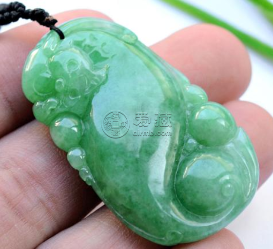 戴蜜蜡好还是玉对身体好   两者的功效和作用