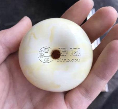 蜜蜡白的好还是黄的好不好     白蜜蜡和黄蜜蜡的收藏建议