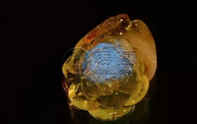 紫光灯照蜜蜡什么颜色 紫光灯下蜜蜡图片