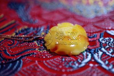 男士佩戴蜜蜡吊坠图片 男人佩戴蜜蜡的讲究