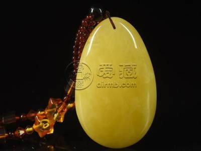 男士佩戴蜜蜡吊坠图片 男人佩戴蜜蜡的讲究