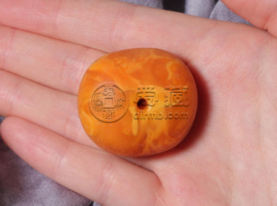 老蜜蜡饼子真假 怎么鉴别老蜜蜡饼子真假