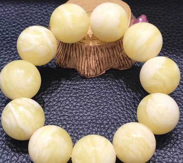 蜜蜡带花好还是不带花好   白花蜜蜡值钱吗？
