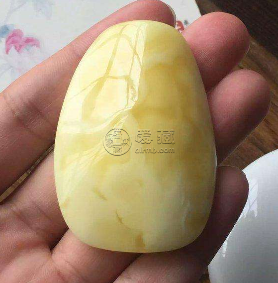 蜜蜡带花好还是不带花好   白花蜜蜡值钱吗？