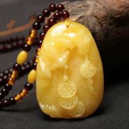 蜜蜡碰到香水怎么处理 蜜蜡的日常保养