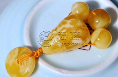 蜜蜡手串像塑料是不是真的 蜜蜡为啥很轻像塑料
