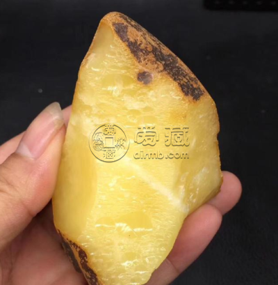蜜蜡如何鉴别好坏以及真假蜜蜡在灯光下是什么样子的？