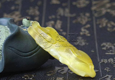 白花蜡在蜜蜡里值钱吗？或者比起老蜜蜡会更值钱一点？