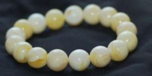 女性戴琥珀好还是蜜蜡好  佩戴禁忌