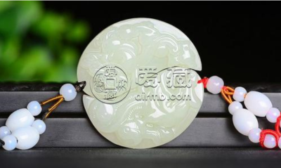 女人戴琥珀和玉哪个好   佩戴好处