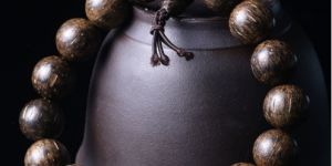 沉香手串怎么盘玩保养  沉香手串的盘玩和保养