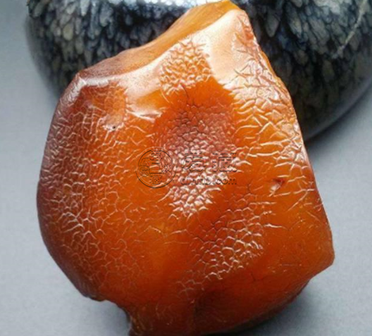 带皮的蜜蜡原石怎么辨别真假   简单的方法