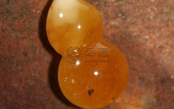 蜜蜡黑点能戴下去吗  佩戴蜜蜡的好处