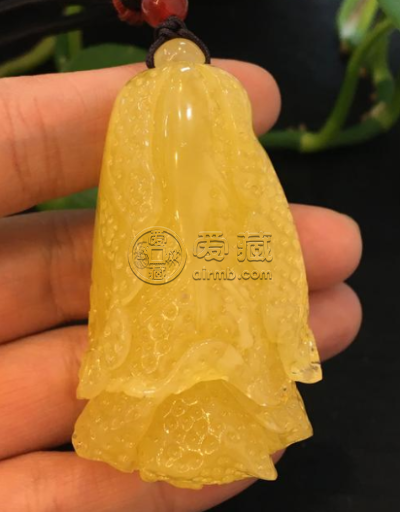 蜜蜡白菜吊坠的寓意是什么   适合什么人佩戴