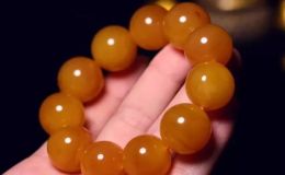 蜜蜡盘玩什么颜色   蜜蜡价值