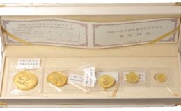 2000年熊猫金币回收价目表   2000年熊猫金币套装5枚最新价格