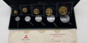 2010年熊猫金币值多少钱    2010年熊猫金币套装价格