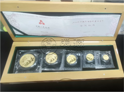 2010年熊猫金币值多少钱    2010年熊猫金币套装价格