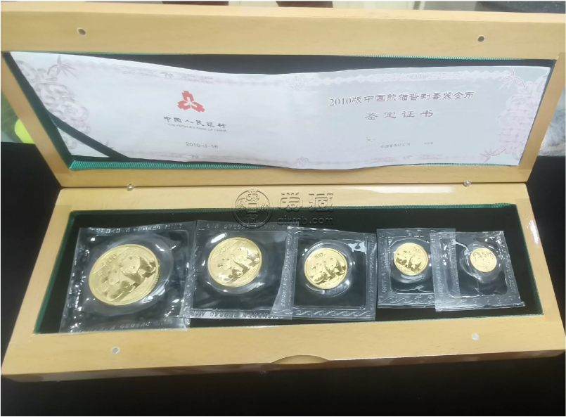 2010年熊猫金币值多少钱    2010年熊猫金币套装价格