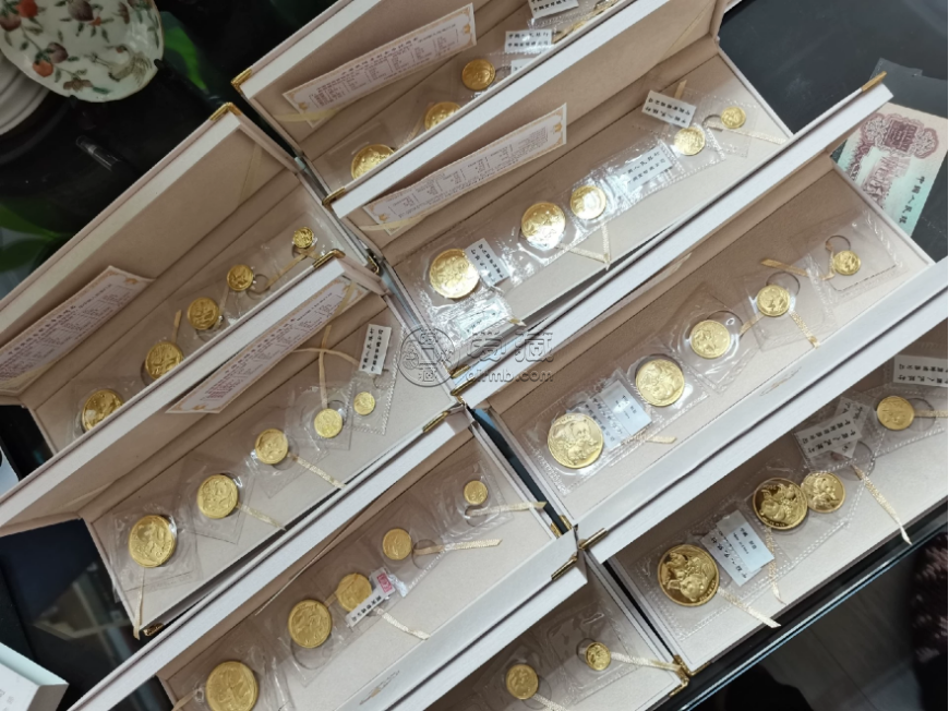 熊猫金币变现太难了  熊猫金币套装回收价格