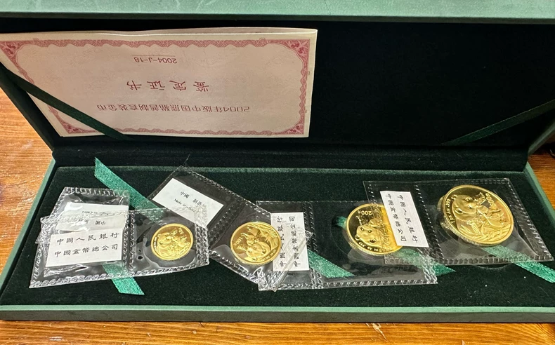 2004熊猫金币套装价格  2004年熊猫金币一套多少钱