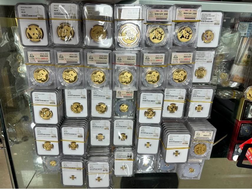 熊猫金币套装回收价目表   2025年熊猫金币市场行情