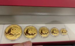 2011年一套熊猫金币的价格  2011年熊猫金币值钱吗