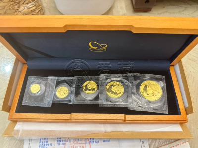 2011年熊猫金币一套市场价   2011年金套猫多少钱一套