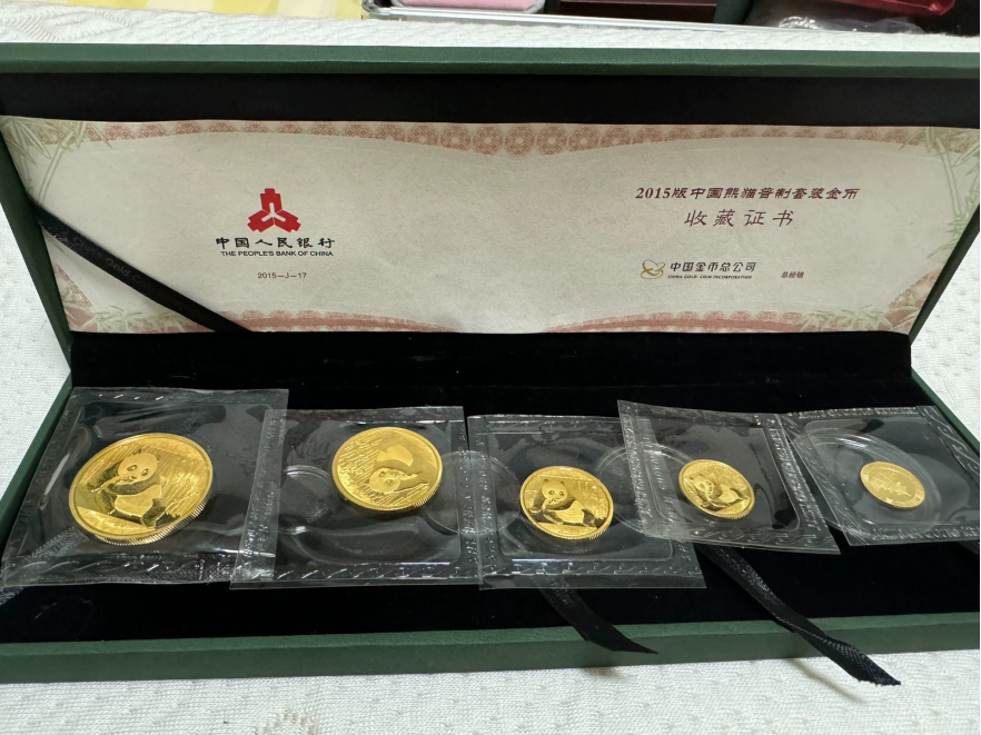 2015熊猫金币整套回收价目表   2015年五枚套装熊猫金币值多少钱