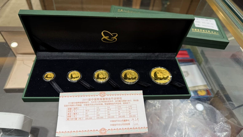 2011熊猫金币一套回收价目表   2011年熊猫金币五枚套装价值多少