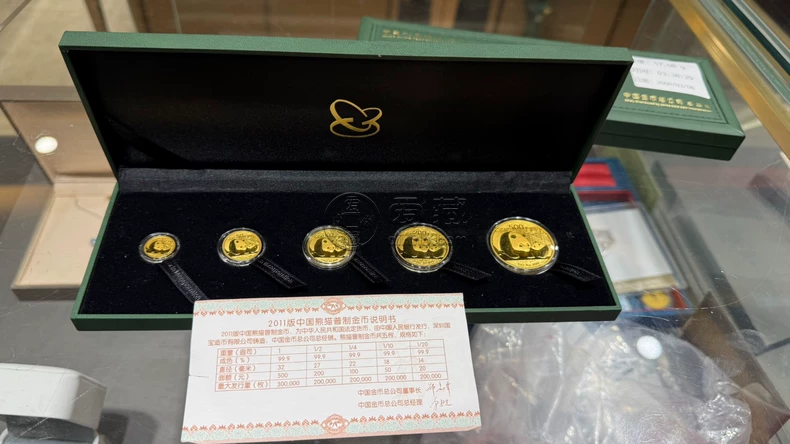2011熊猫金币一套回收价目表   2011年熊猫金币五枚套装价值多少