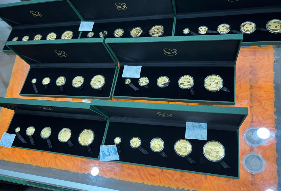 熊猫金币套装回收电话   熊猫金币套装回收价目表