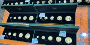 熊猫金币套装回收电话   熊猫金币套装回收价目表