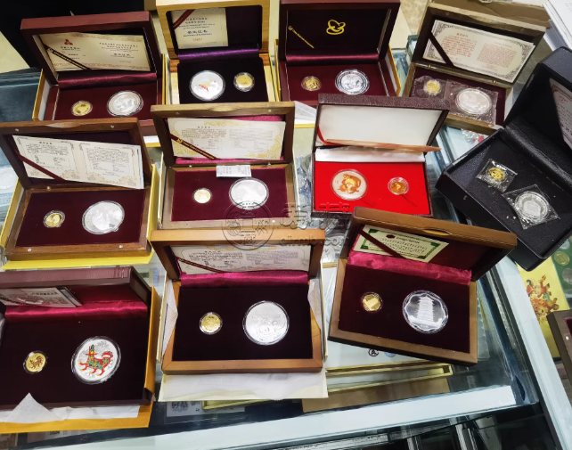 熊猫金币回收电话   熊猫金币现值价格