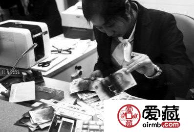银行工作人员正在整理被烧焦的纸币
