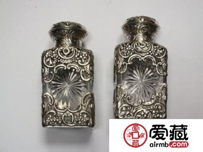 1890年制镂空雕花银壳香水瓶一对