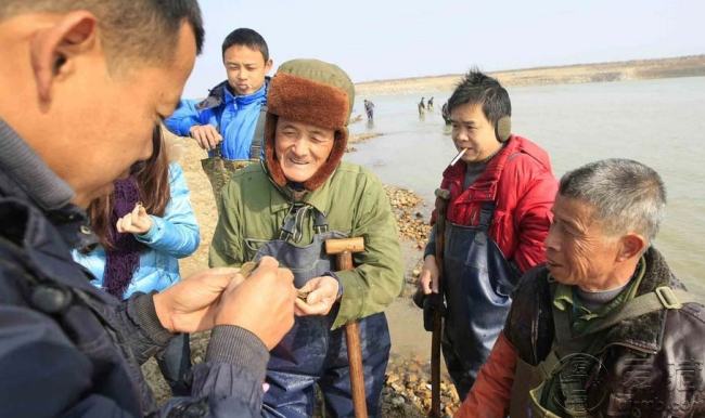 潘阳湖枯水古航道现古钱币