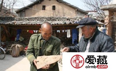 村民翻地挖出汉代铁铧 拒绝上交想收藏