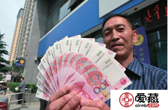 男子從ATM取出幾千元，幸運發(fā)現(xiàn)12張“豹子號”百元大鈔
