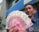 男子从ATM上取出几千元，幸运发现12张“豹子号”百元大钞