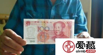 工资发出百万错版币，财务遭员工围堵