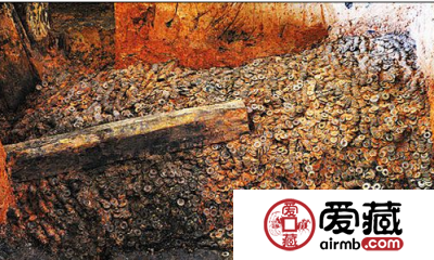 南昌汉墓两吨多古钱打包清运 造型保持原始状态