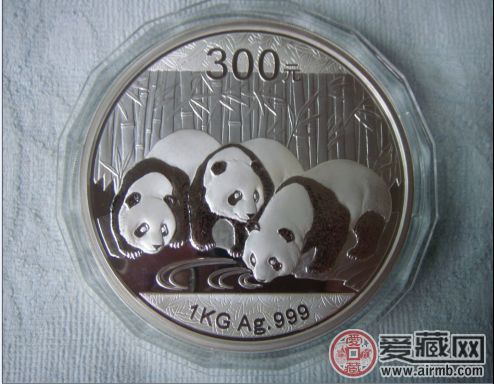 热而暖人的2001年熊猫金币套装