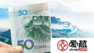 游客拿第五套人民币景对景拍照 有另一番独特风味