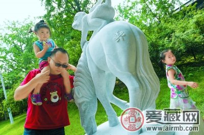 众人排队喜购“猴年马月”邮票