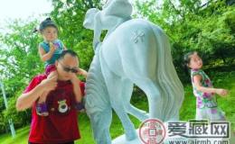 众人排队喜购“猴年马月”邮票