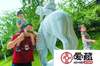 众人排队喜购“猴年马月”邮票