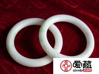 白底青翡翠